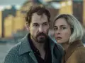 Ein Mann und eine Frau blicken ernst in die Kamera. Sie sind Hauptfiguren der Serie "Unfamiliar Staffel 2".