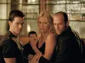 Mark Wahlberg, Charlize Theron und Jason Statham in einer Szene, die an Filme von Jason Statham erinnert.