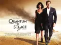 James Bond 007: Ein Quantum Trost. Daniel Craig und Olga Kurylenko schreiten entschlossen durch eine staubige Landschaft.
