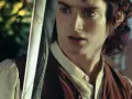 Elijah Wood als Frodo Beutlin mit seinem Schwert Stich. Ein ikonischer Moment aus den Filmen von Elijah Wood.