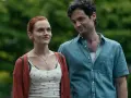 Joe und Kate in **You Staffel 5**. Ein Mann mit dunklen Haaren blickt lächelnd auf eine Frau mit roten Haaren, die ihn ansieht.