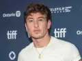 Barry Keoghan, bekannt für seine Rollen in Filmen wie "The Banshees of Inisherin", posiert vor dem TIFF-Logo.