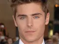 Nahaufnahme von Zac Efron, bekannt aus vielen Filmen. Seine blauen Augen blicken direkt in die Kamera.