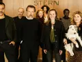 Ensemble der Fernsehserie "Besetzung von Berlin" posiert lächelnd mit einem Hund.