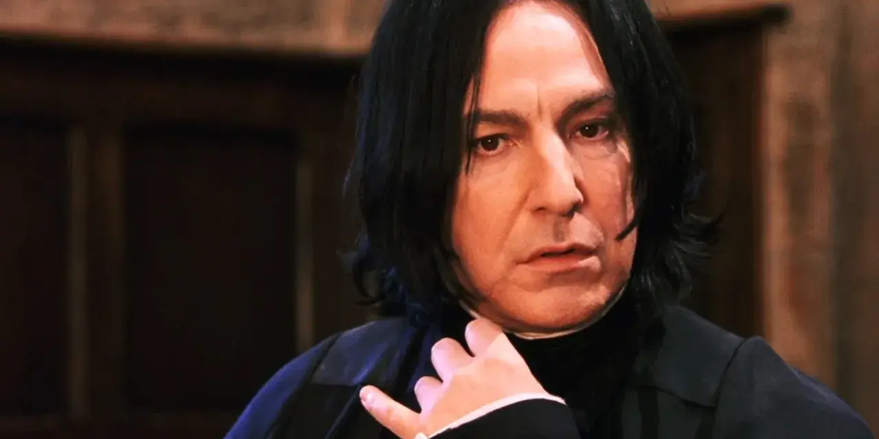 Alan Rickman als Severus Snape, eine ikonische Rolle in den Filmen, mit nachdenklichem Blick.