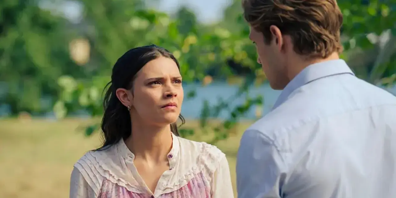 Ein ernstes Gespräch zwischen Leah und einem Mann im Freien. Die Spannung ist spürbar, vielleicht ein Hinweis auf die kommende Maxton Hall Staffel 2.