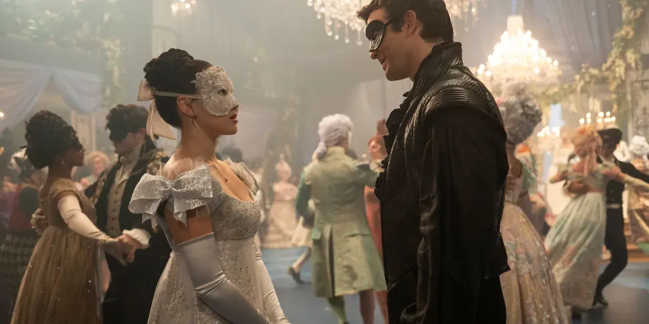 Maskenball-Szene mit einem Paar im Vordergrund, das sich ansieht. Ein Fest für die Augen, wie man es von Bridgerton Staffel 4 erwarten würde.