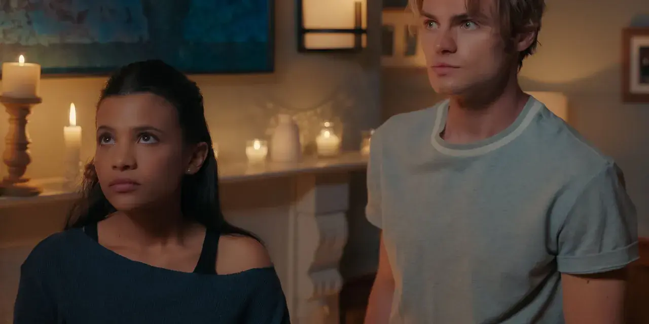 Die besetzung von "Ich und die Walter Boys" zeigt Jackie und Cole in nachdenklicher Stimmung, umgeben von Kerzenlicht.