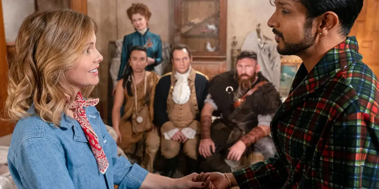 Ein Mann im karierten Bademantel hält die Hand einer Frau. Im Hintergrund sind mehrere historische Figuren zu sehen, die auf ein neues Abenteuer in "Ghosts Staffel 5" hindeuten.