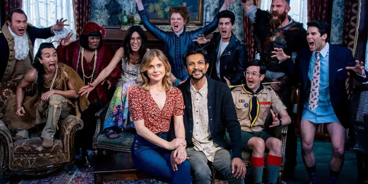 Die Hauptdarsteller von Ghosts Staffel 3 posieren ausgelassen in einem viktorianischen Salon.