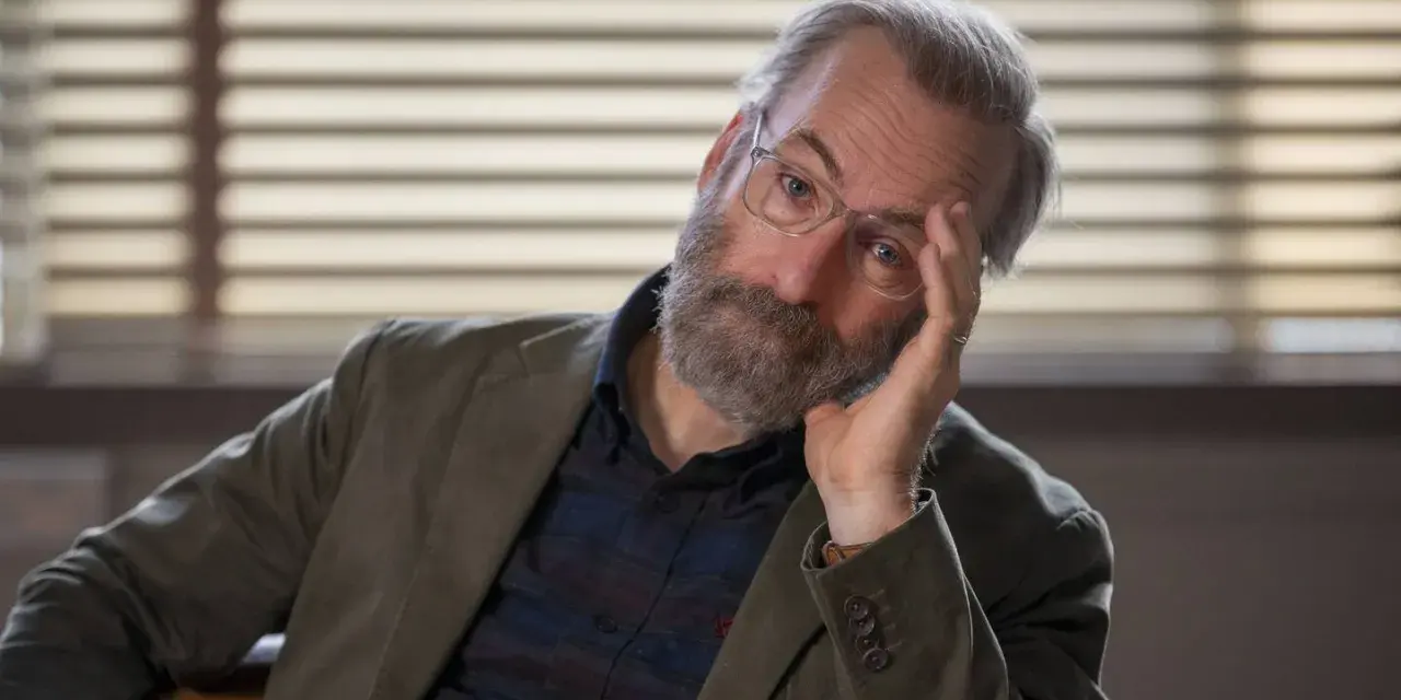 Bob Odenkirk mit Brille und Bart, nachdenklich, wie in vielen seiner Filme und Serien.