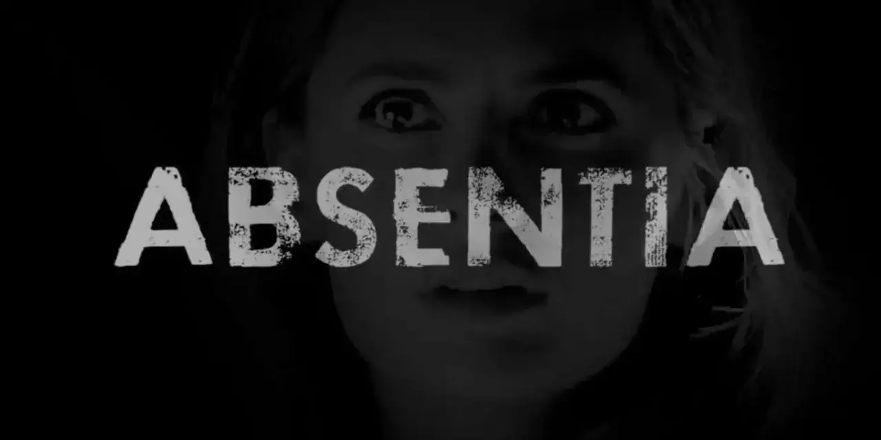 Dunkles Bild mit dem Titel "ABSENTIA" und dem Gesicht einer Frau im Hintergrund. Die Spannung steigt in absentia staffel 3.