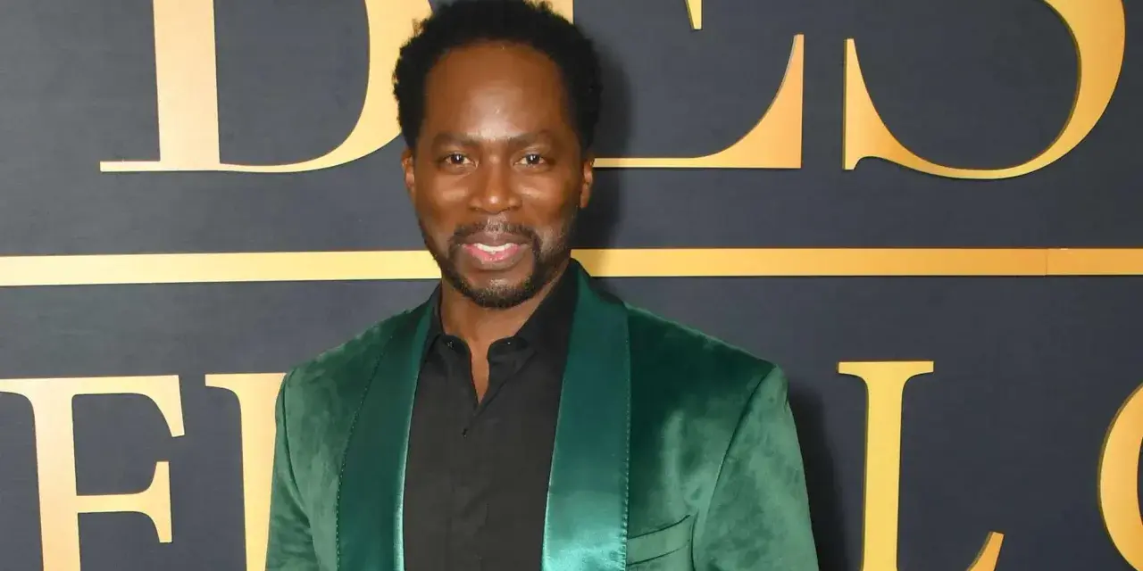 Harold Perrineau, bekannt für seine Rollen in Filmen und Serien, trägt einen grünen Samt-Blazer.