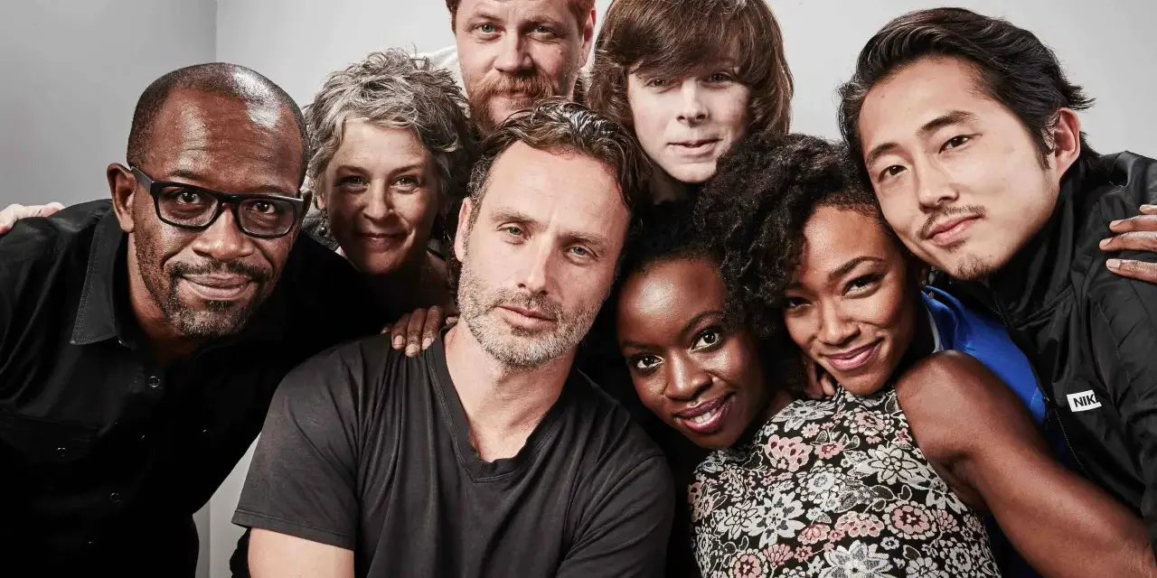 Die Besetzung von The Walking Dead: Ein Ensemblefoto mit Andrew Lincoln, Norman Reedus, Danai Gurira, Sonequa Martin-Green, Steven Yeun, Lauren Cohan, Chandler Riggs und Lennie James.