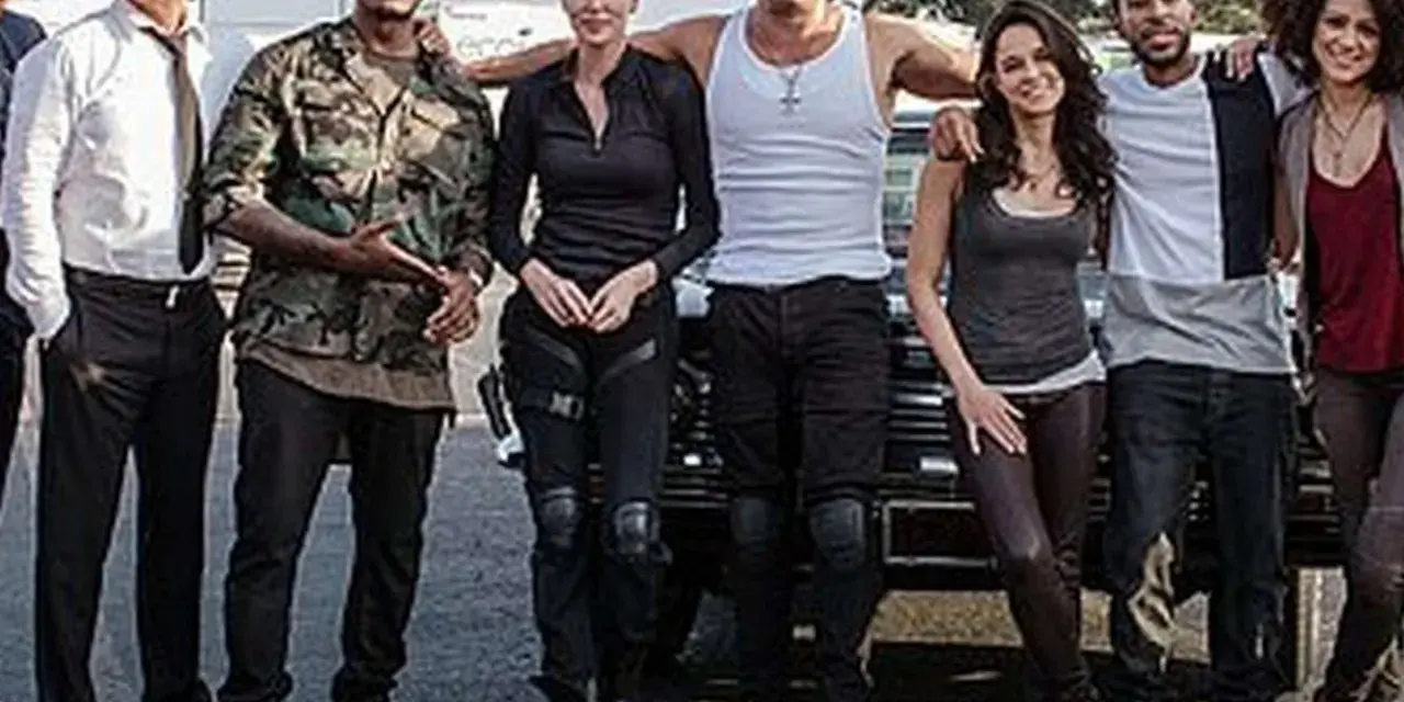 Die Hauptdarsteller der Besetzung von Fast & Furious 8 stehen lächelnd nebeneinander.