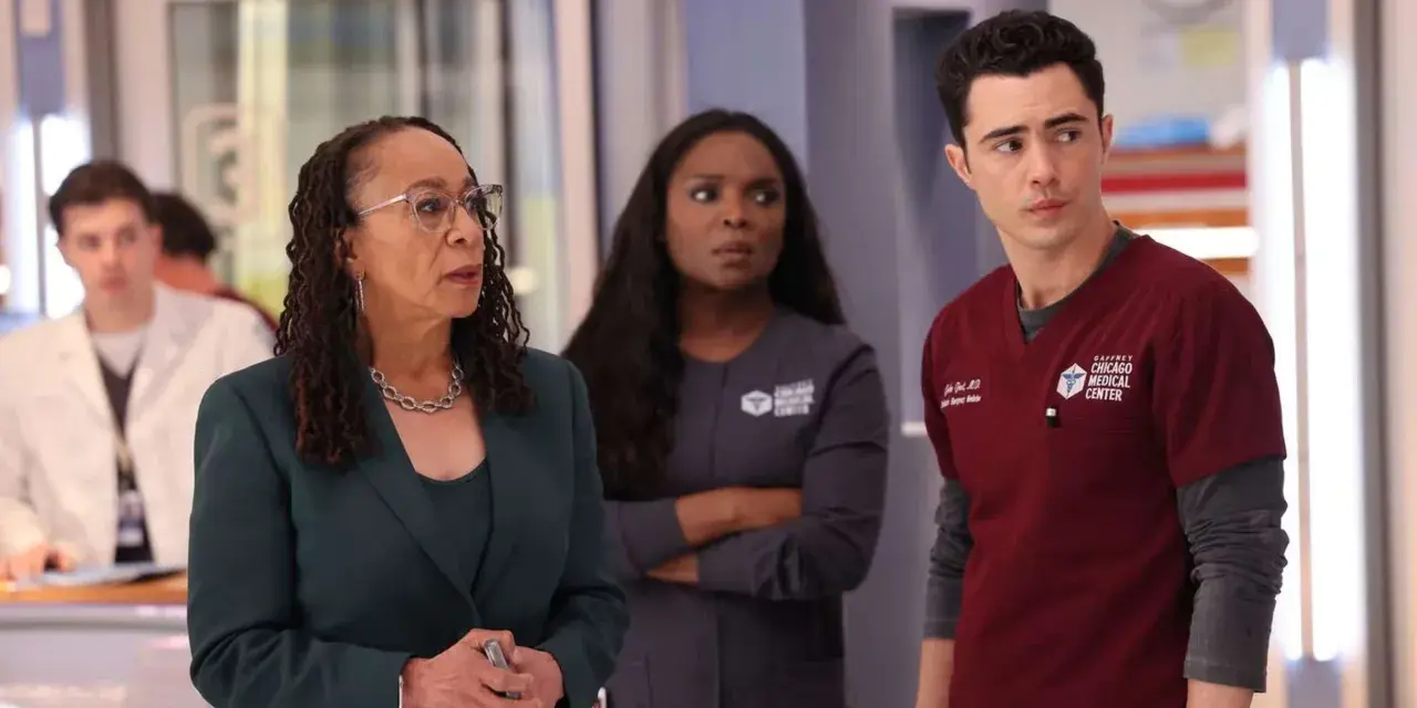 Drei Ärzte im Gaffney Chicago Medical Center, darunter Dr. Marcel, diskutieren einen Fall. Staffel 10 von Chicago Med verspricht Spannung.