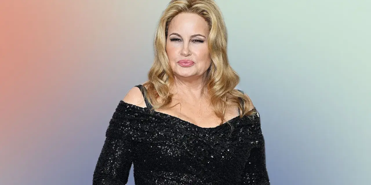 Jennifer Coolidge in einem glitzernden schwarzen Kleid, bekannt für ihre Rollen in Filmen und Serien.