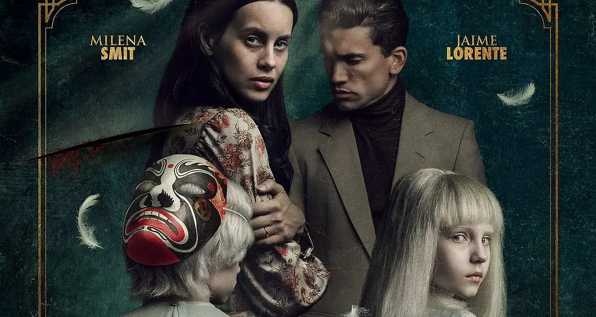 Milena Smit und Jaime Lorente mit zwei Kindern, eines davon mit einer Maske. Die Szene wirkt mysteriös, wie bei Tin und Tina.