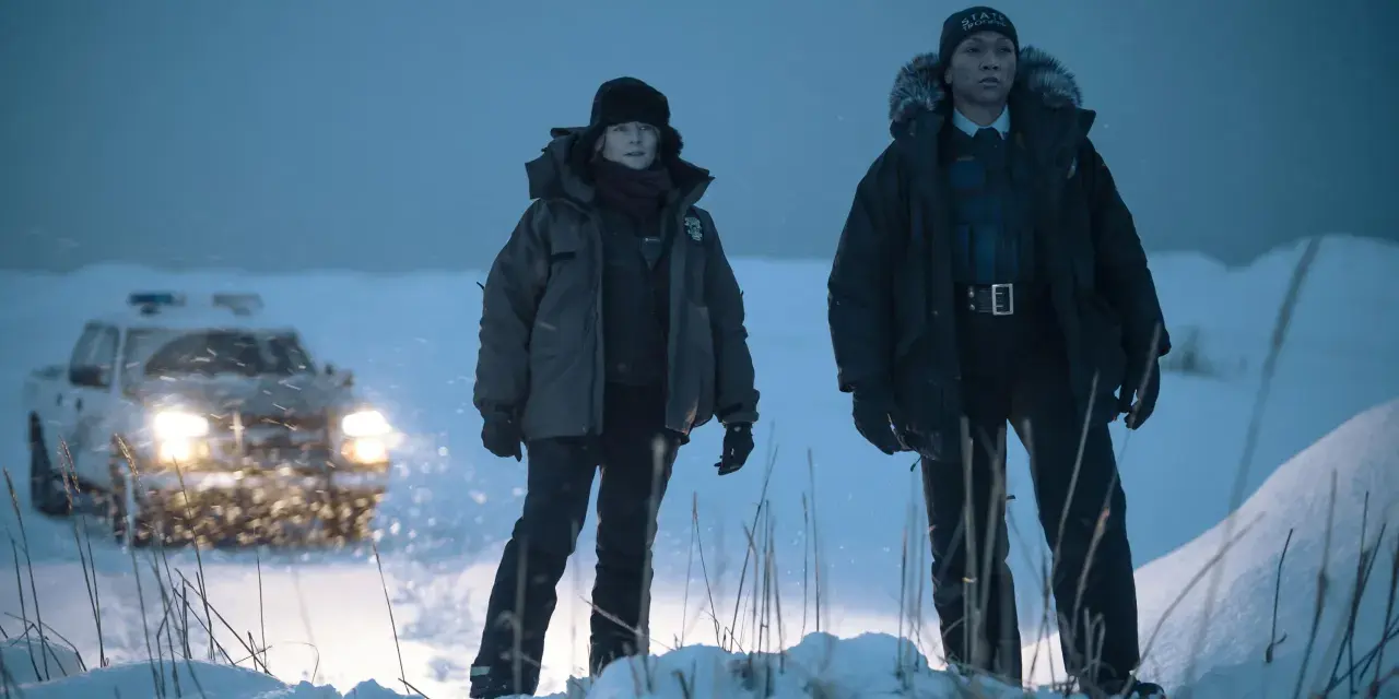 Zwei Polizistinnen im Schnee, ein Einsatz bei eisiger Kälte. Die Ermittlerinnen der true detective staffel 4 scheinen einer Spur im tiefen Alaska zu folgen.