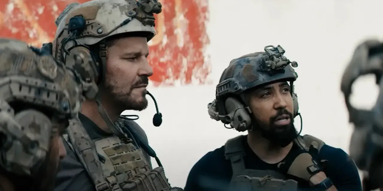 Zwei Soldaten in taktischer Ausrüstung, bereit für den Einsatz in Staffel 7 von SEAL Team.