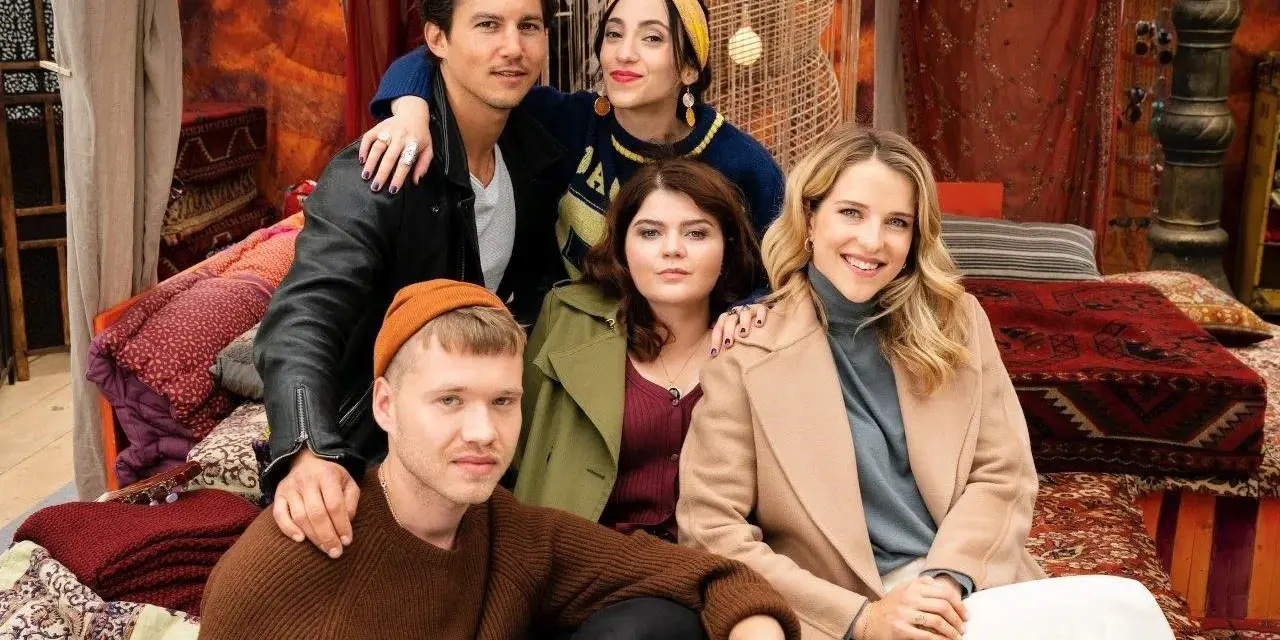 Die Besetzung von "Damaged" posiert in einer orientalisch inspirierten Kulisse. Fünf junge Menschen, drei Frauen und zwei Männer, sitzen und lehnen sich aneinander.