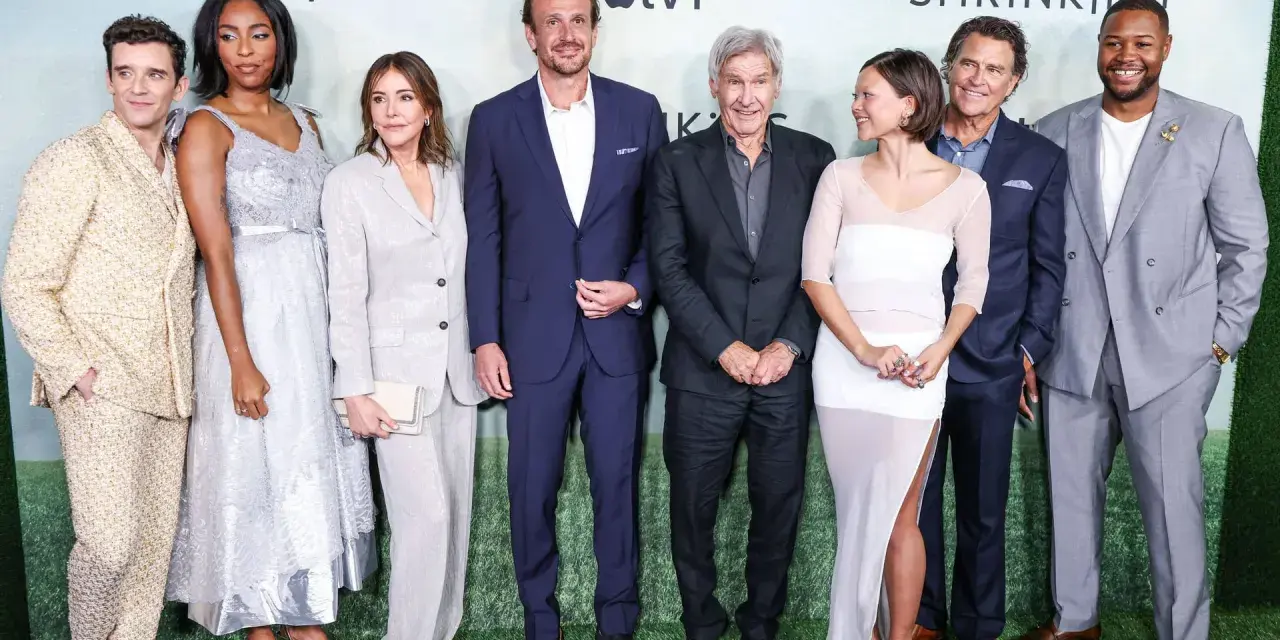 Die Hauptbesetzung von Shrinking posiert für ein Foto. Von links nach rechts: Michael Urie, Jessica Williams, Christa Miller, Jason Segel, Harrison Ford, Lukita Maxwell, Ted McGinley und Luke Tennie.