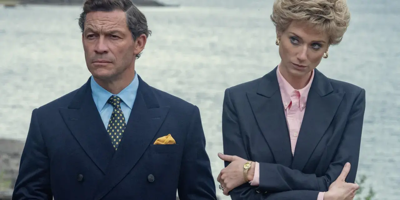 Dominic West und Elizabeth Debicki als Charles und Diana in "The Crown" Staffel 7. Ein Mann in dunklem Anzug, eine Frau im Blazer.