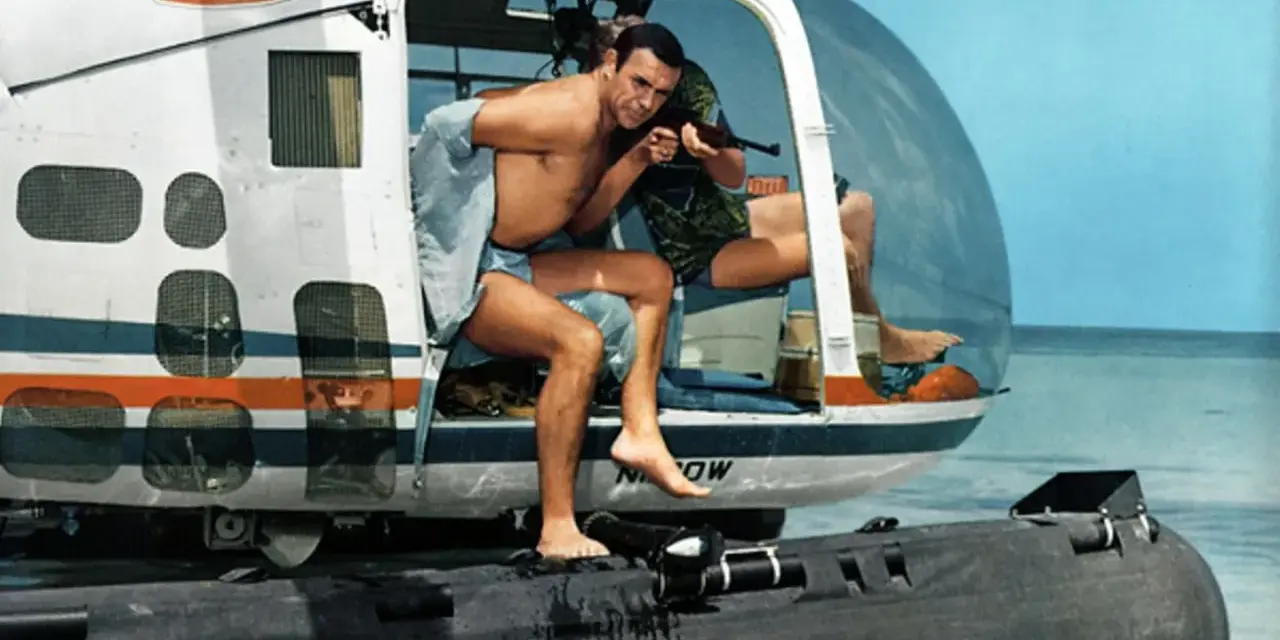 Sean Connery als James Bond 007 in "Feuerball" steigt aus einem Helikopter auf ein Schlauchboot.