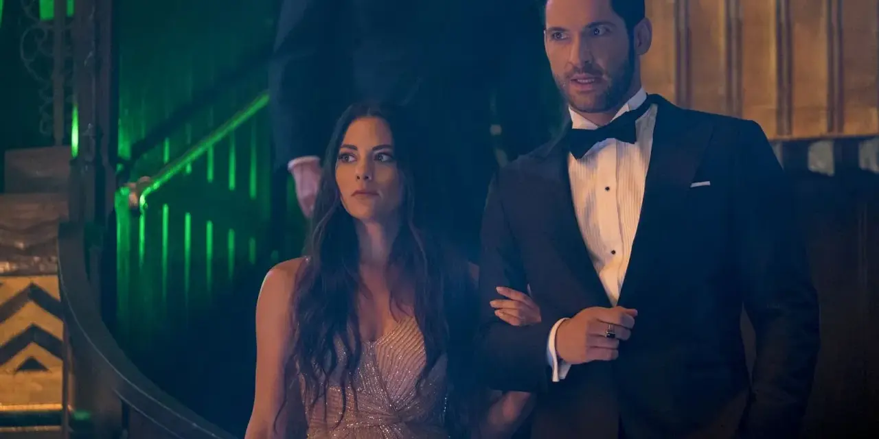 Lucifer und Chloe in schicken Outfits, ein Moment aus Lucifer Staffel 4.