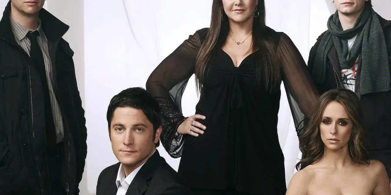 Die Hauptdarsteller der Serie "Ghost Whisperer" posieren für ein Gruppenfoto.