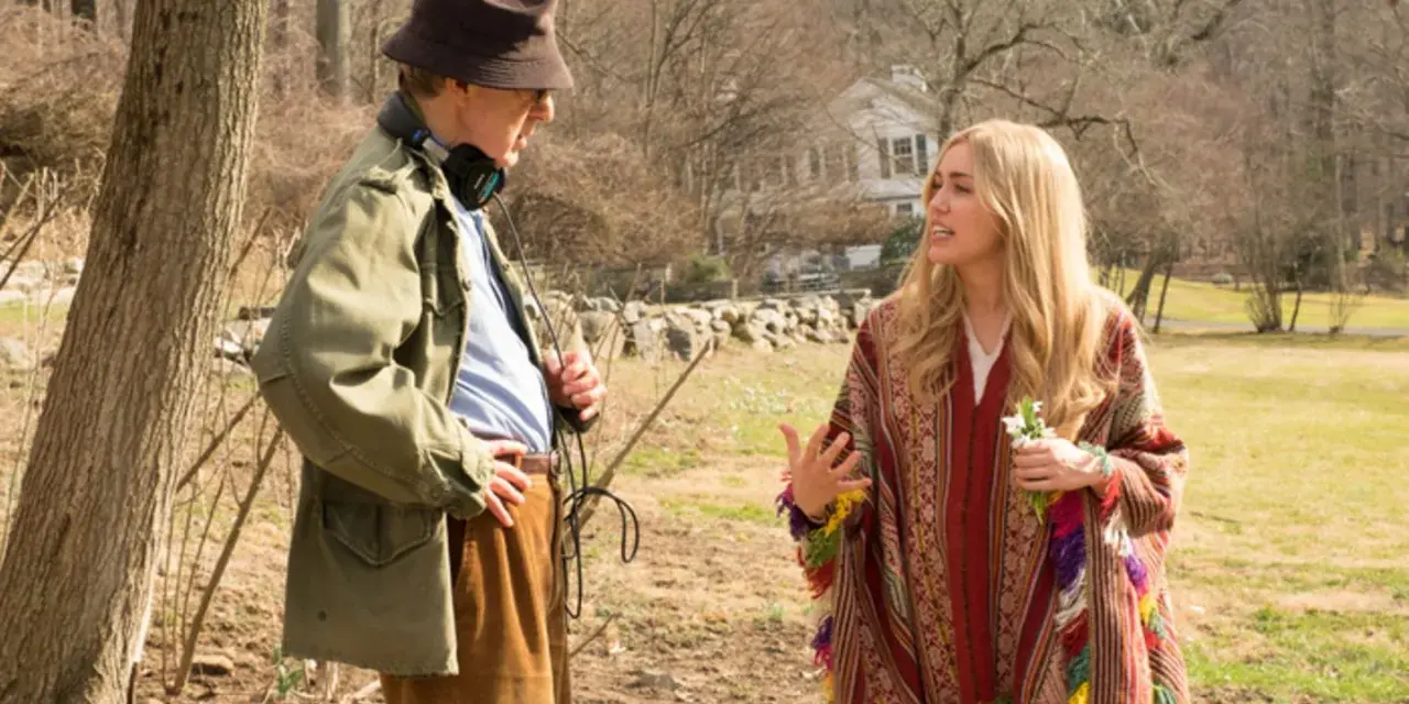 Woody Allen und eine Schauspielerin im Gespräch, ein typischer Moment aus seinen Filme von Woody Allen.