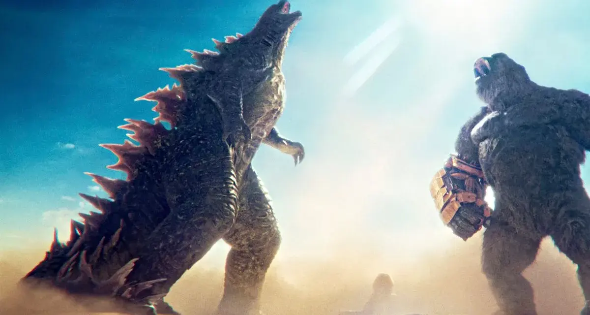 Godzilla und King Kong stehen sich in einer staubigen Arena gegenüber. Ein epischer Kampf aus Godzilla x Kong: The New Empire.