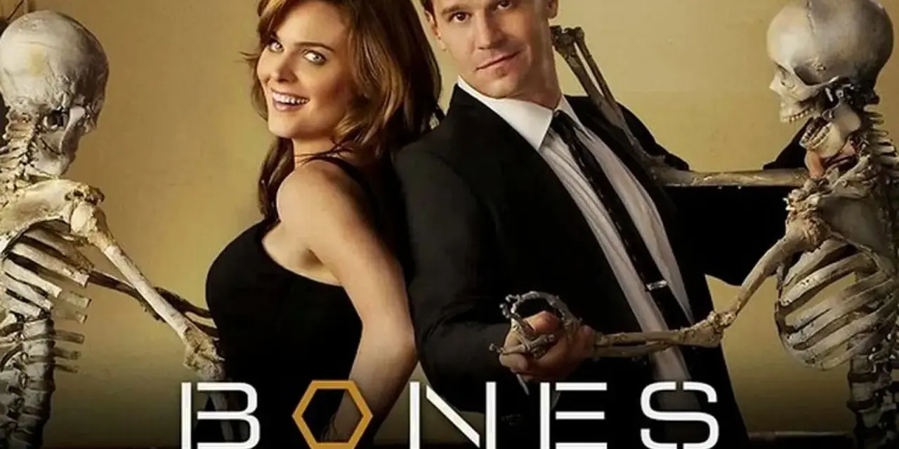 Die Hauptdarsteller der Serie "Bones – Die Knochenjägerin" posieren mit Skeletten.