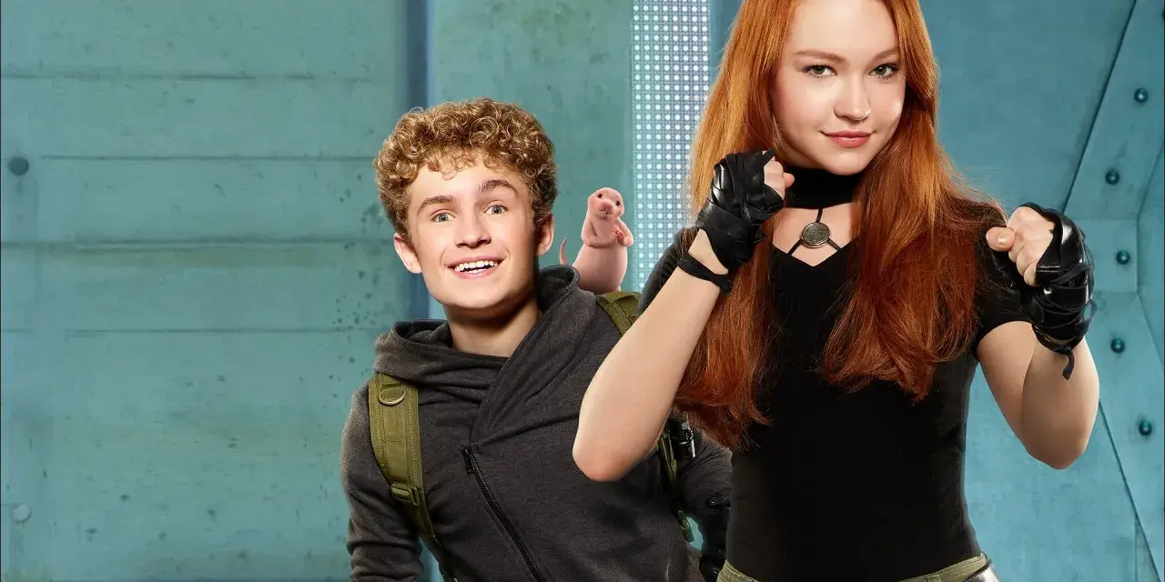 Sadie Stanley als Kim Possible mit ihrem Freund Ron Stoppable und dem Nacktmull Rufus. Ein Blick auf Filme und Serien mit Sadie Stanley.