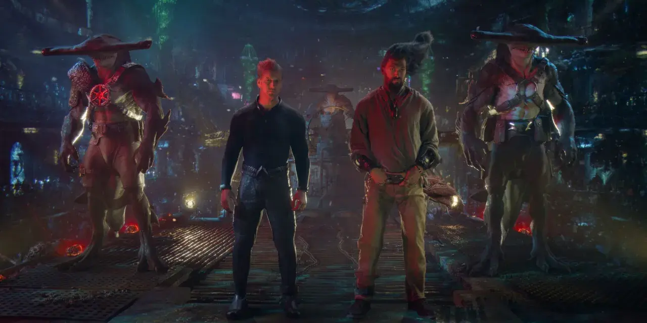 Besetzung von Aquaman: Lost Kingdom: Jason Momoa und Patrick Wilson stehen zwischen zwei Hammerhai-ähnlichen Kreaturen in einer düsteren, futuristischen Umgebung.
