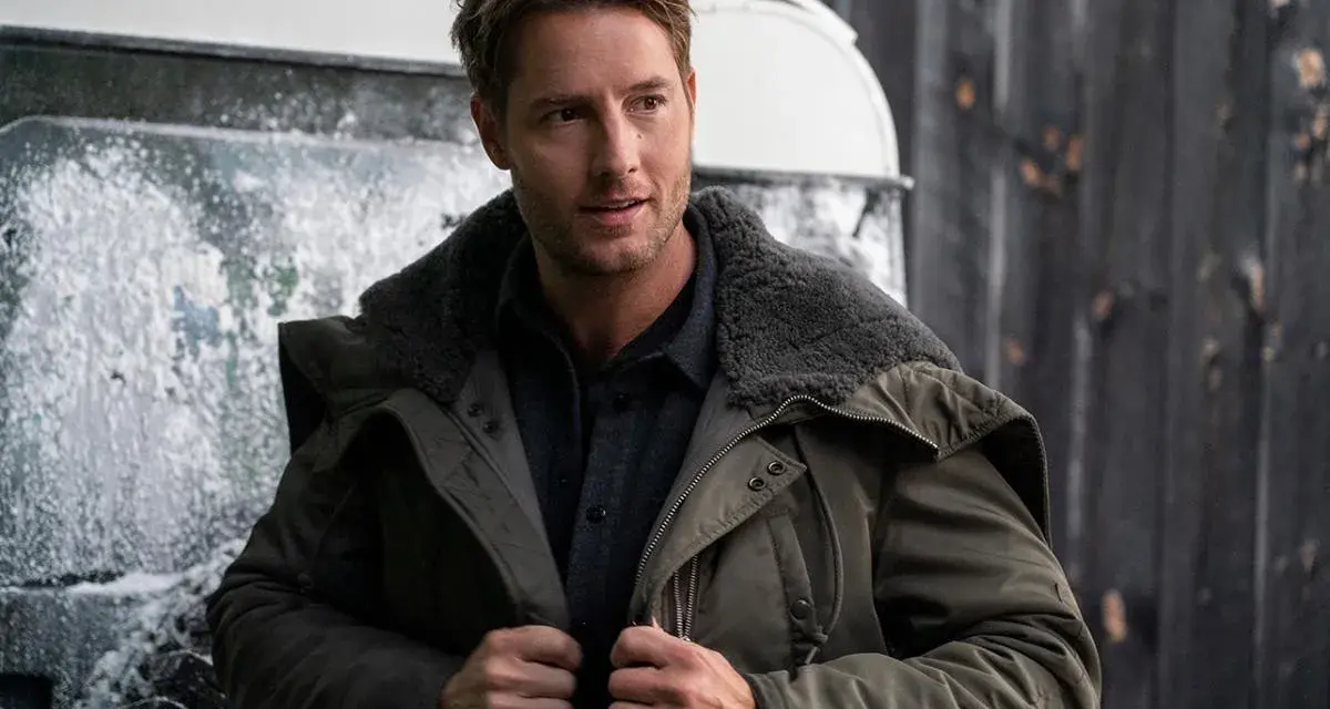 Mann in Winterjacke, inspiriert von "The Noel Diary", steht vor einer verschneiten Kulisse.