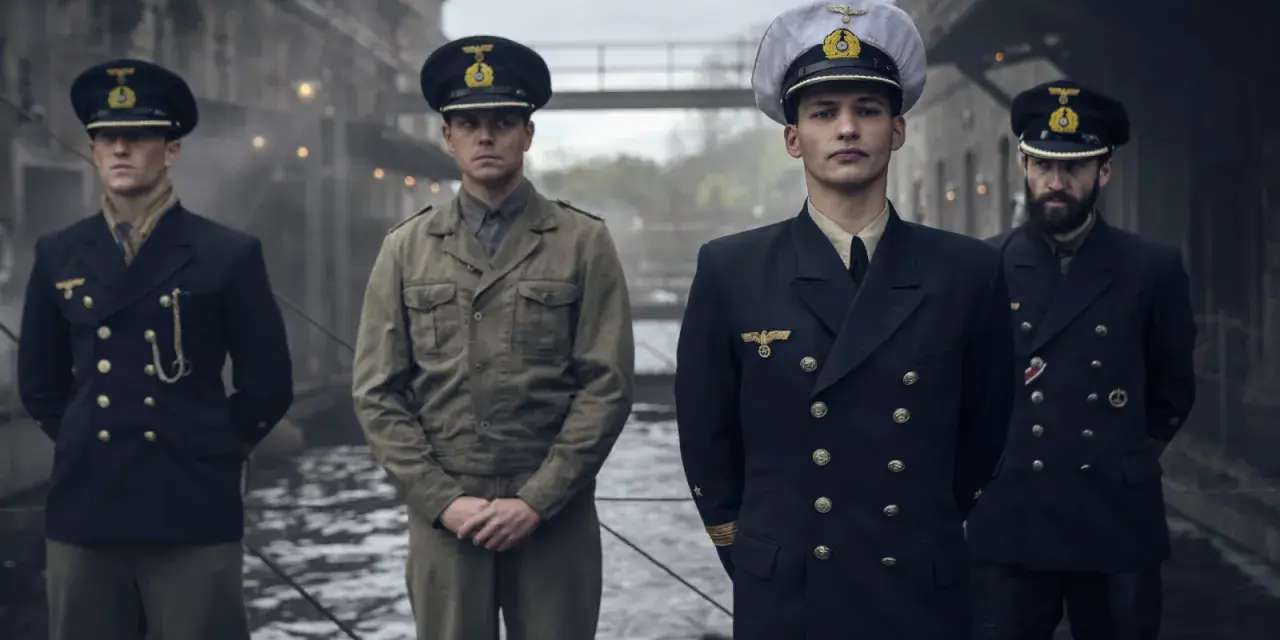 Vier Männer in Uniformen, die an die Zeit von "Das Boot Staffel 3" erinnern, stehen nebeneinander.