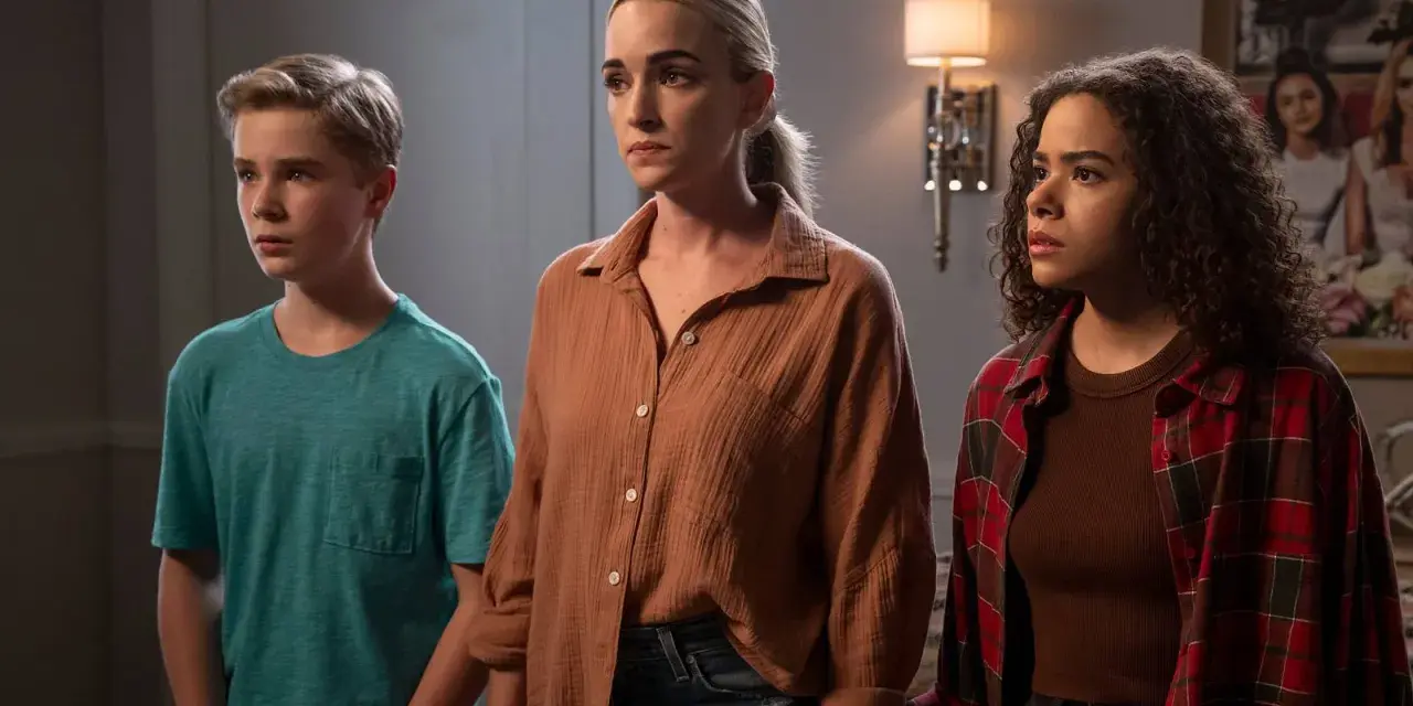 Ginny, Georgia und Austin blicken besorgt in die Ferne. Die Spannung steigt in Staffel 4 von Ginny & Georgia.
