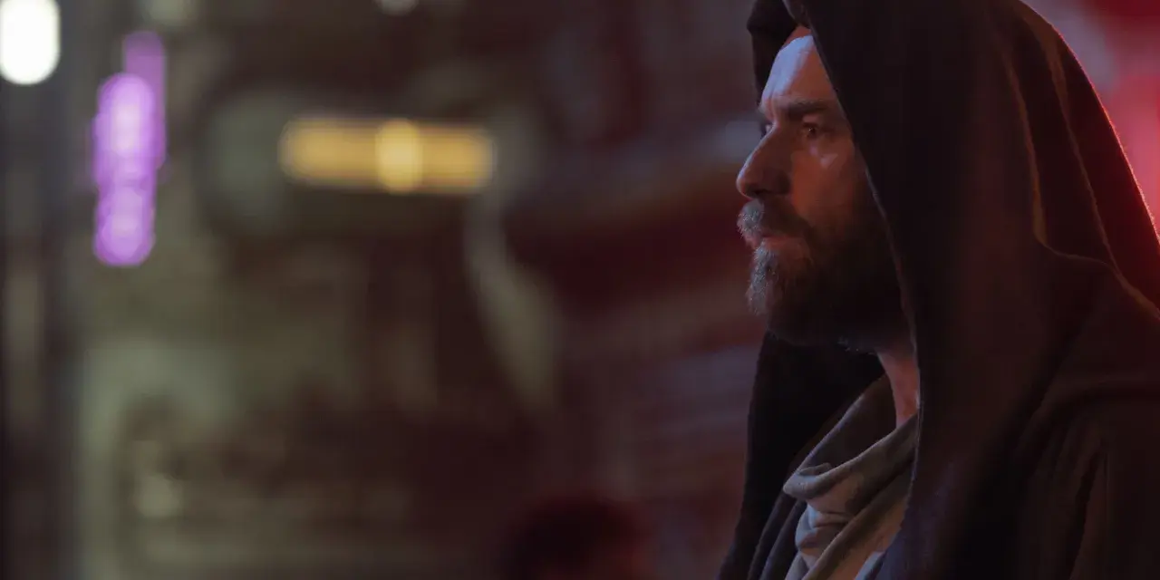 Ewan McGregor als Obi-Wan Kenobi, nachdenklich im Dunkeln. Ein ikonischer Look aus seinen Filmen.