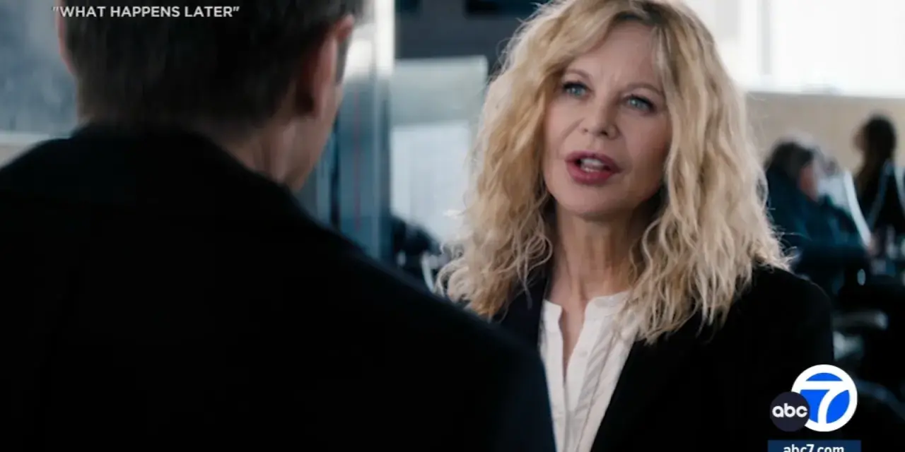 Meg Ryan spricht mit einem Mann, während im Hintergrund Menschen sitzen. Was passiert später?