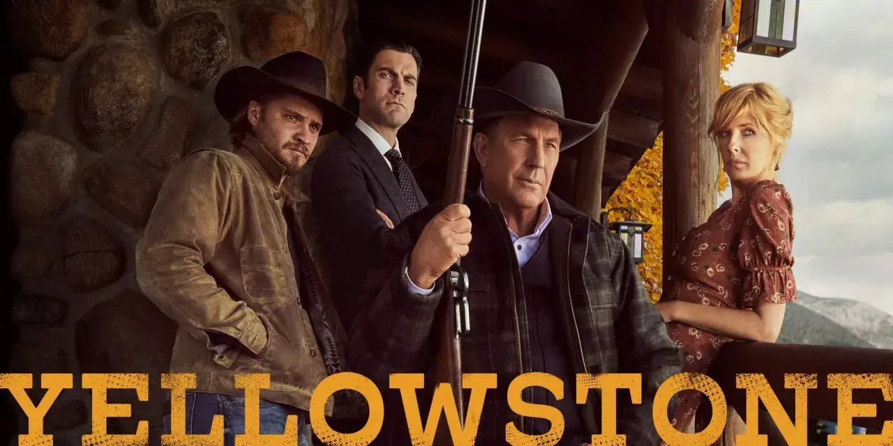 Die Familie Dutton posiert vor einer rustikalen Hütte, bereit für die Folgen von Yellowstone.