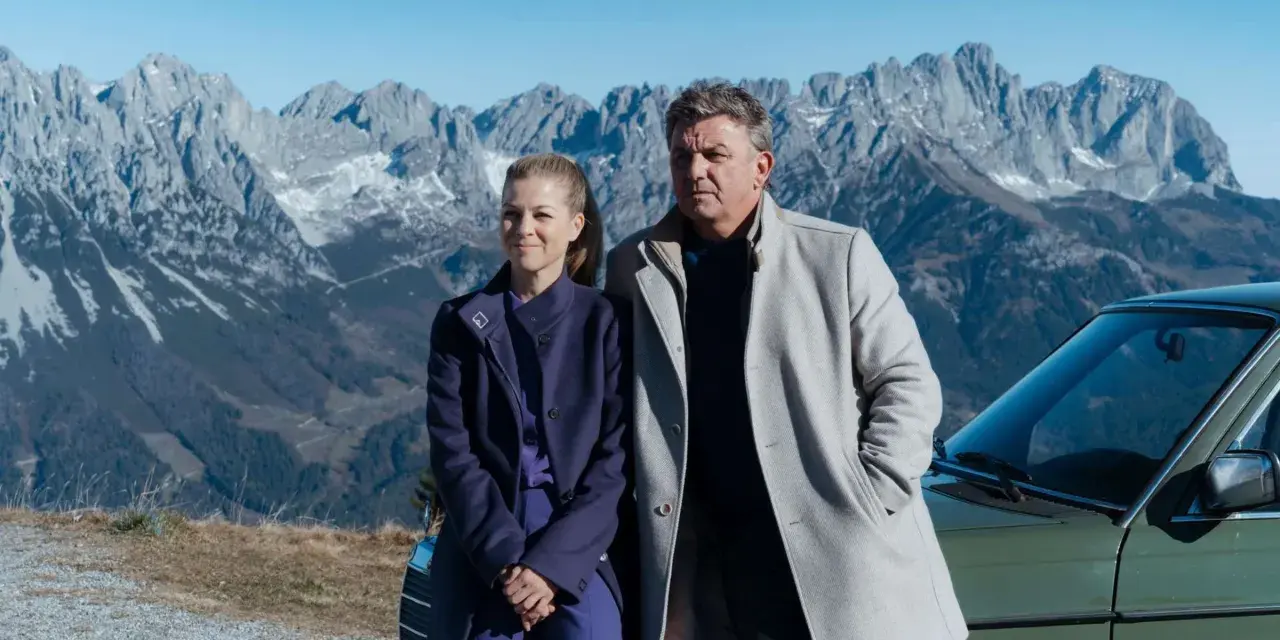 Ein Mann und eine Frau stehen vor einer Bergkulisse. Sie sind Teil von "Der Bergdoktor" Staffel 19 Folge 8.