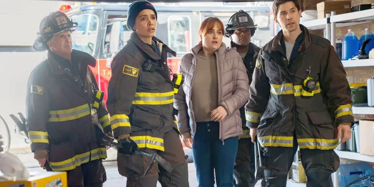 Das Team von Chicago Fire Staffel 14 steht besorgt vor einem Feuerwehrauto.