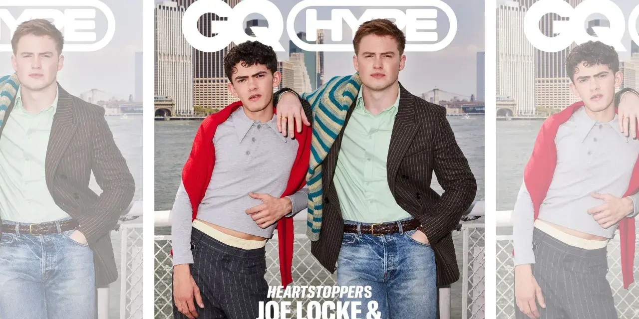 Joe Locke und Kit Connor, die Hauptdarsteller von Heartstopper, posieren für ein GQ Hype Cover vor New Yorker Wolkenkratzern.