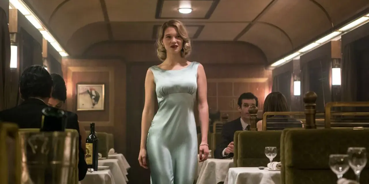Léa Seydoux in einem eleganten Kleid im Speisewagen des Orient Express. Ein Moment aus der Besetzung von James Bond 007: Spectre.