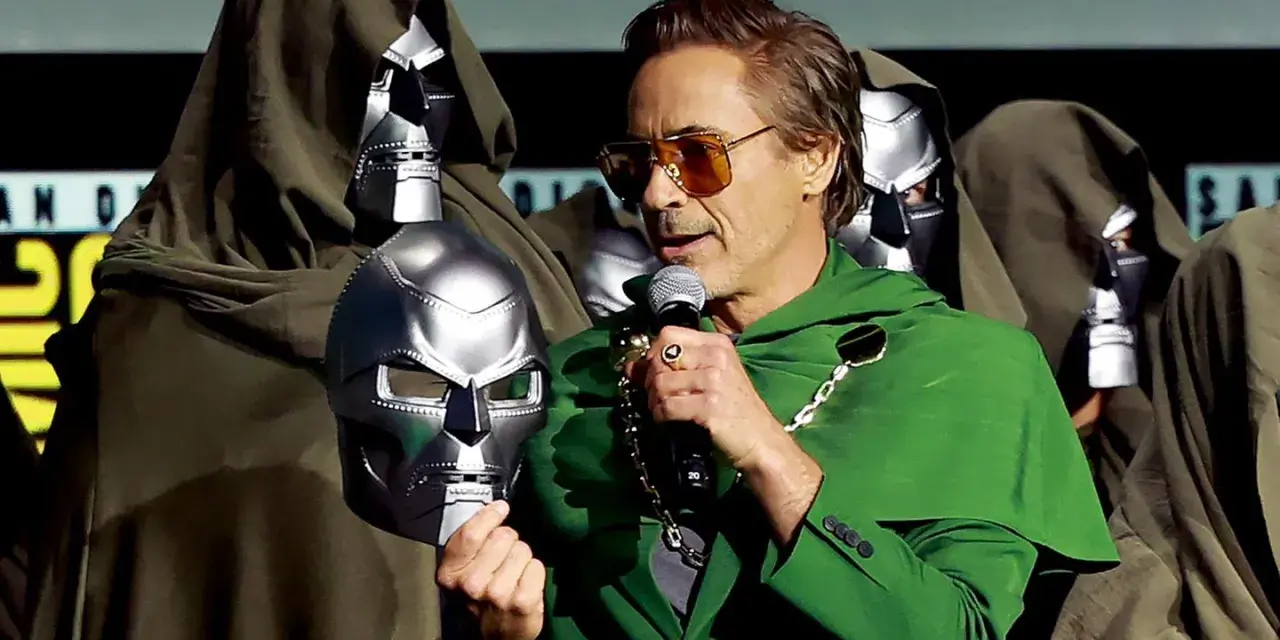 Robert Downey Jr. hält eine Doctor Doom-Maske, während im Hintergrund mehrere maskierte Figuren stehen. Könnte dies die Besetzung von Avengers 5 sein?