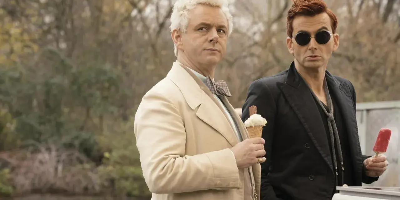 Engel und Dämon genießen Eiscreme im Freien. Hoffentlich gibt es bald good omens staffel 3!