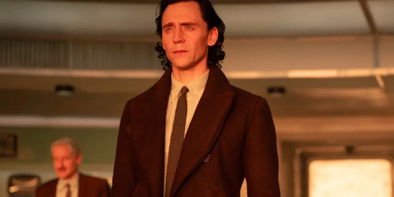 Loki, in seinem braunen Mantel, blickt nachdenklich. Die Hoffnung auf Loki Staffel 3 lebt!