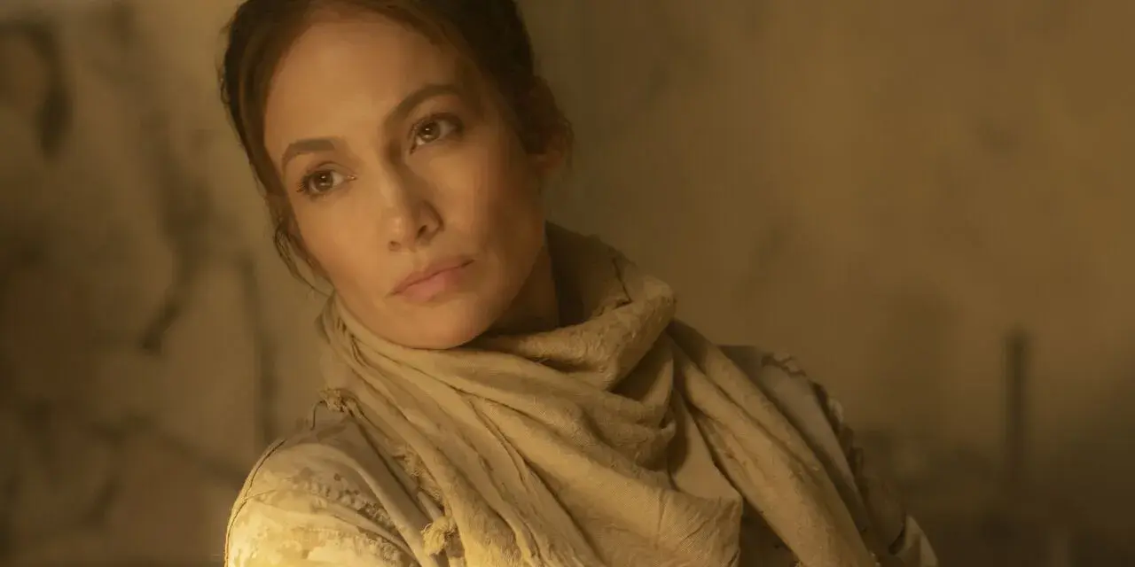 Jennifer Lopez in Tarnkleidung und Schal, nachdenklich in einem ihrer Filme.