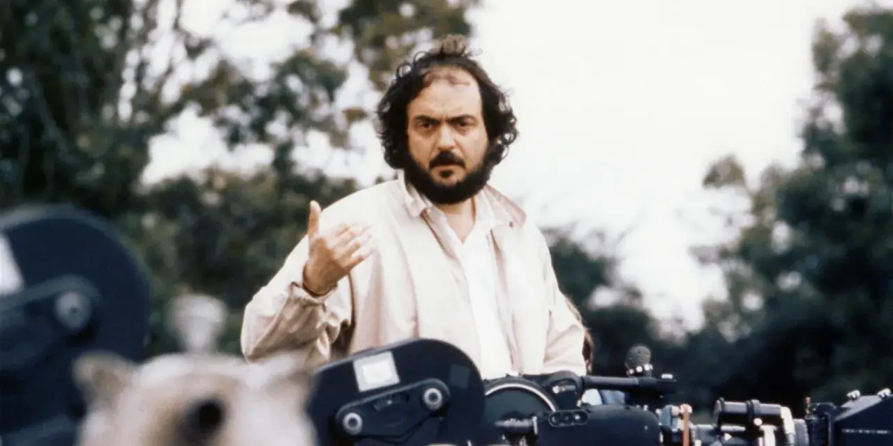 Stanley Kubrick, Regisseur legendärer filme, gestikuliert vor Kameras.